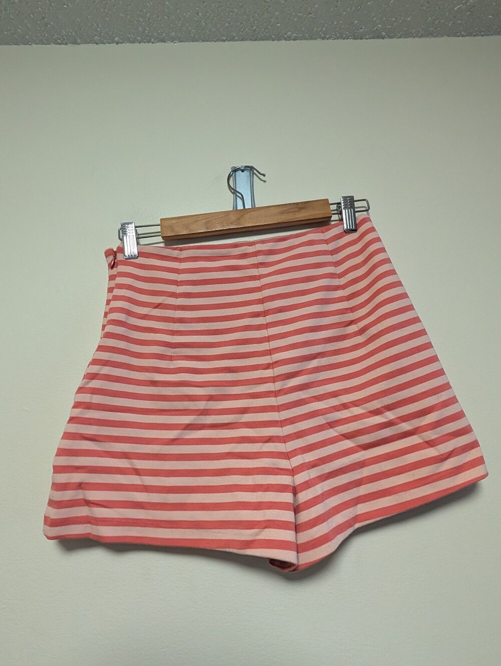Free People Pink Coral Striped Fitted Stretch Shorts Size Medium - Picture 3 of 4